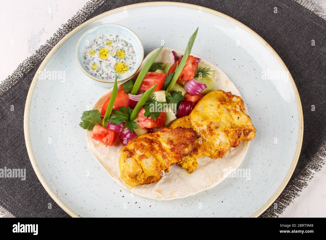 Brochetas de pollo cocinadas en un horno de josper. Servido en un plato con  pan de pita, verduras y salsa Fotografía de stock - Alamy