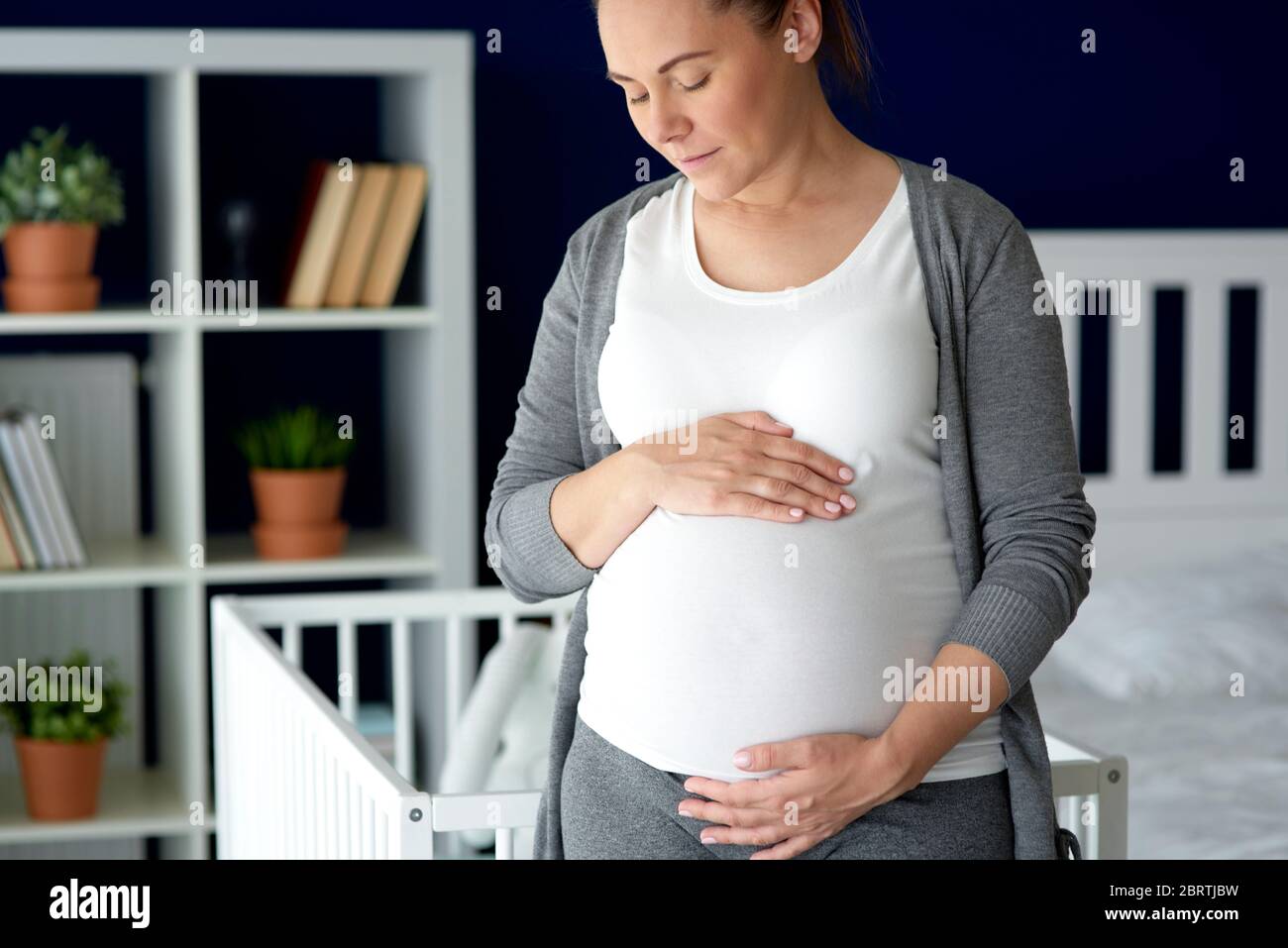 Imagen vertical de una mujer embarazada esperando un bebé Foto de stock