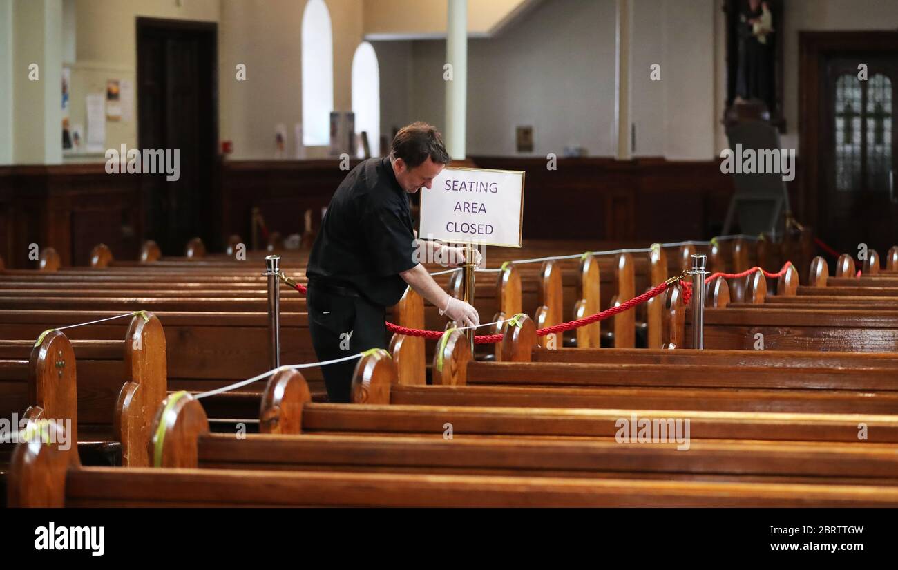 El P. Tim Bartlett instala medidas de distanciamiento social Covid-19 en la Iglesia Católica más antigua de Belfast, St Marys en Chapel Lane, que se abrirá para la oración privada el sábado, después de la introducción de medidas para sacar al país de la encierro. Foto de stock