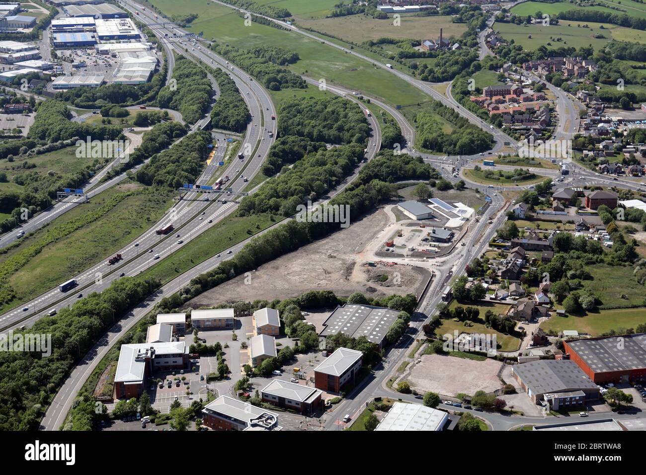 Vista aérea de la tierra que se está desarrollando en el cruce 27 de la M62, Gildersome, Leeds Foto de stock