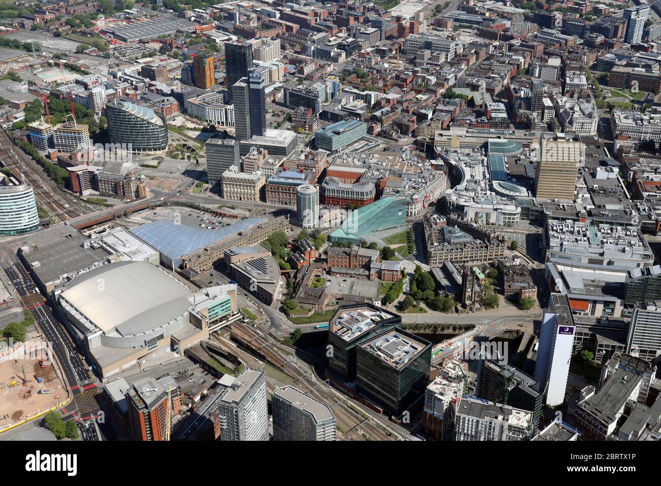 Vista aérea del centro de la ciudad de Manchester con el Arena, la estación Victoria, la catedral y el Museo Nacional de Fútbol, todos prominentes Foto de stock