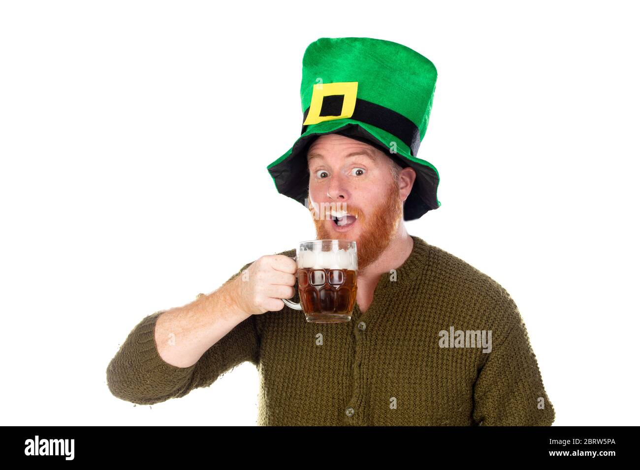 Hombre de cabeza roja con un sombrero verde grande bebiendo una cerveza aislada en un gordo blanco Foto de stock