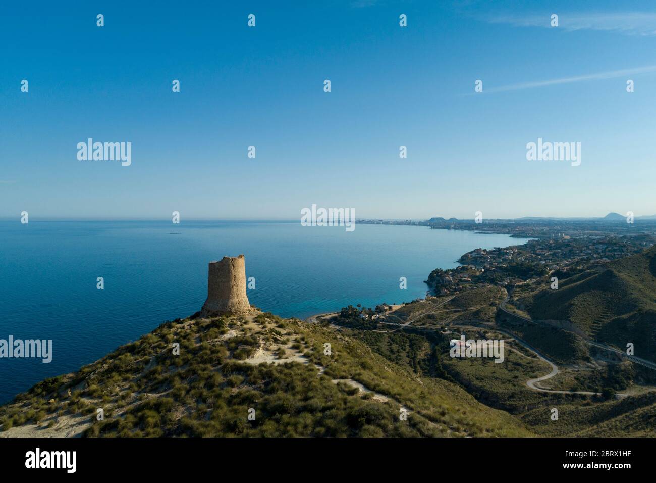 Torre del Barranco d'Aigües, la torre Aguas o Reices, fue construida en el siglo XVI en la colina de Rejos, el Campello, provincia de Alicante, España Foto de stock