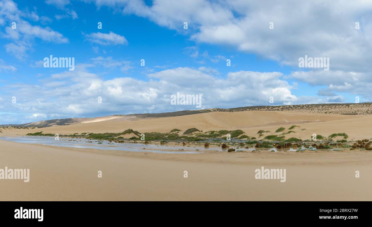 Las dunas de arena de la isla Dirk Hartog y el pequeño lago de sal en la escarpada costa Gascoyne de Australia Occidental son un destino turístico que no debe perderse. Foto de stock
