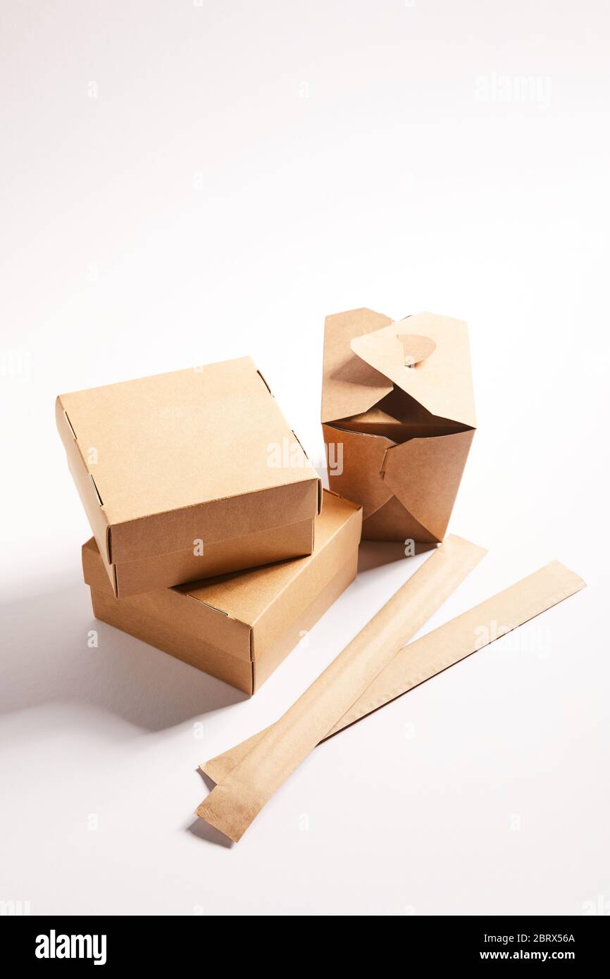 cajas de cartón con comida china y palillos en envase en blanco Fotografía  de stock - Alamy