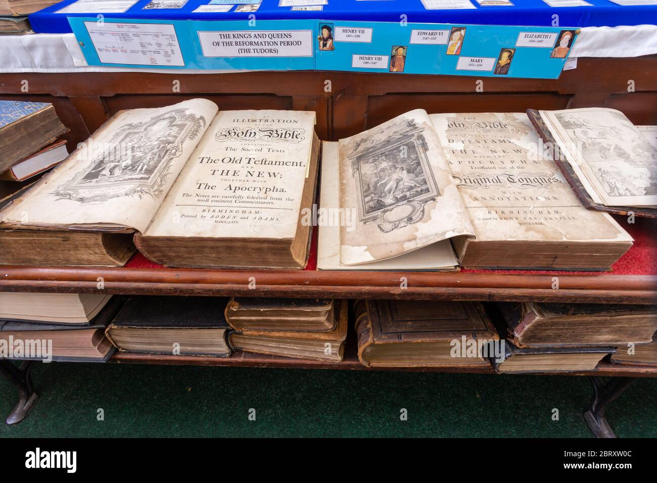 Rowley Regis, West Midlands, Reino Unido. 22 de mayo de 2020. Roland Burrows, autor, curador y coleccionista de Biblias cristianas y objetos de interés en el Centro de Patrimonio Cristiano en las profundidades de la clase obrera protestante Black Country, West Midlands, aprovecha el cierre forzado para comprobar que su enorme colección sigue intacta. "La colección ilustra la incalculable deuda que debemos a la herencia cristiana de nuestra nación", explica el Sr. Burrows. La capilla de Providencia rediseñada alberga miles de Biblias y libros de oración, algunos que datan de finales del siglo XV. Crédito: Peter Lopeman/Alamy Live News Foto de stock