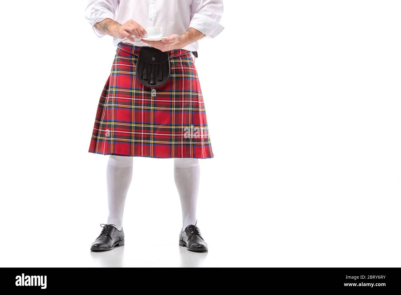 Vista recortada del hombre escocés en calcetines rojos y rodilla con sobre fondo blanco de stock Alamy