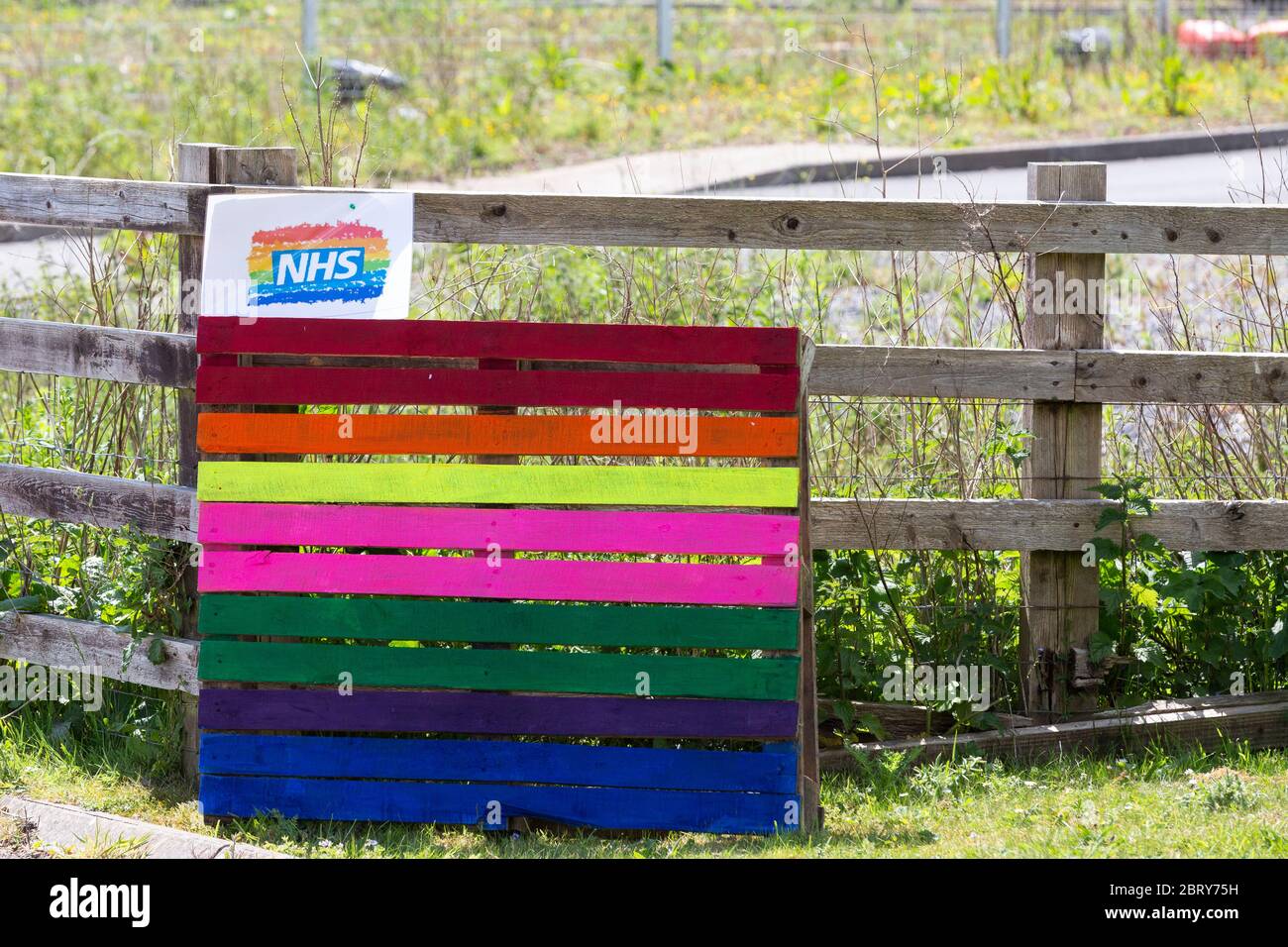 Un pallet pintado en colores arcoiris para agradecer a los trabajadores/personal de NHS durante la pandemia del coronavirus Foto de stock