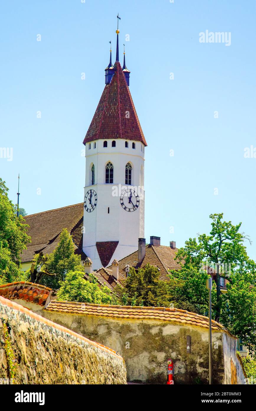La impresionante torre octogonal del Stadtkirche Thun data de alrededor de 1330. Thun, cantón de Berna, Suiza. Foto de stock