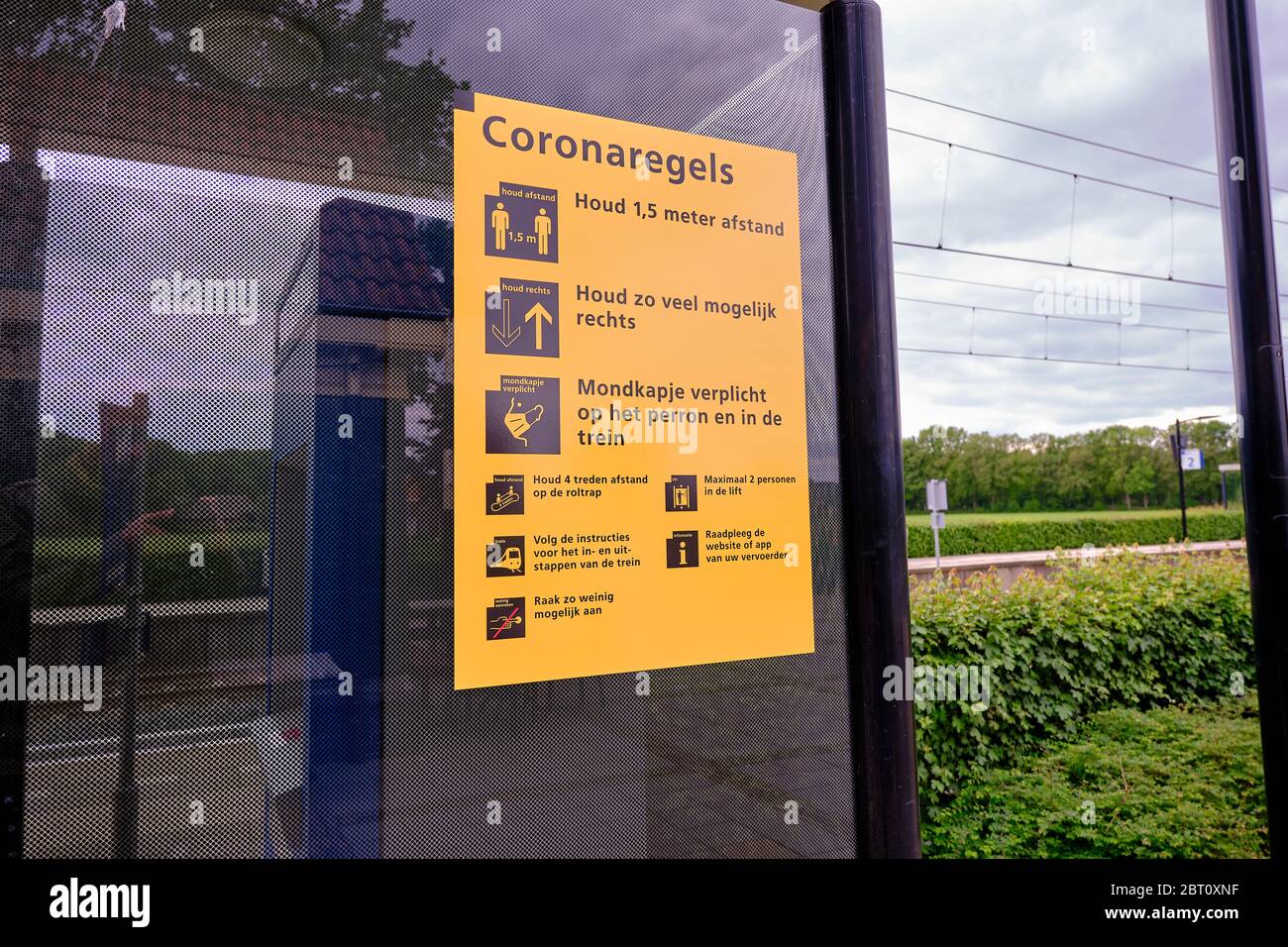 Borger, países Bajos, 20 de mayo de 2020:Corona normas de conducta escritas en una cartelera en una estación de ferrocarril en Holanda Foto de stock