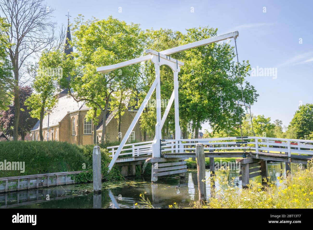 Puente levadizo holandés tradicional en el pueblo de Zevenhuizen, cerca de Gouda, países Bajos Foto de stock