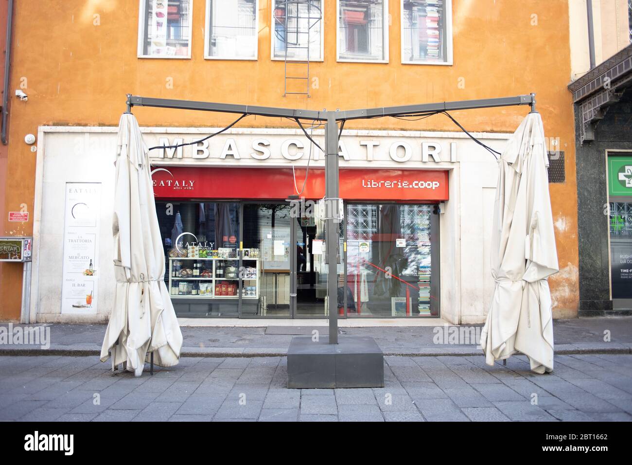 Bolonia - Italia - 3 de abril de 2020. Bolonia en encierro. Bookshop cerró en el centro de Bolonia debido al brote de Coronavirus Foto de stock