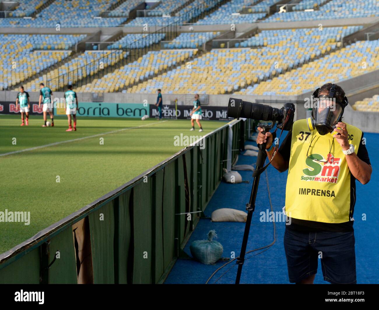 Fotógrafos que usan máscaras para trabajar con guardias de seguridad en estadios de fútbol para la protección contra el Coronavirus (covid19) Foto de stock