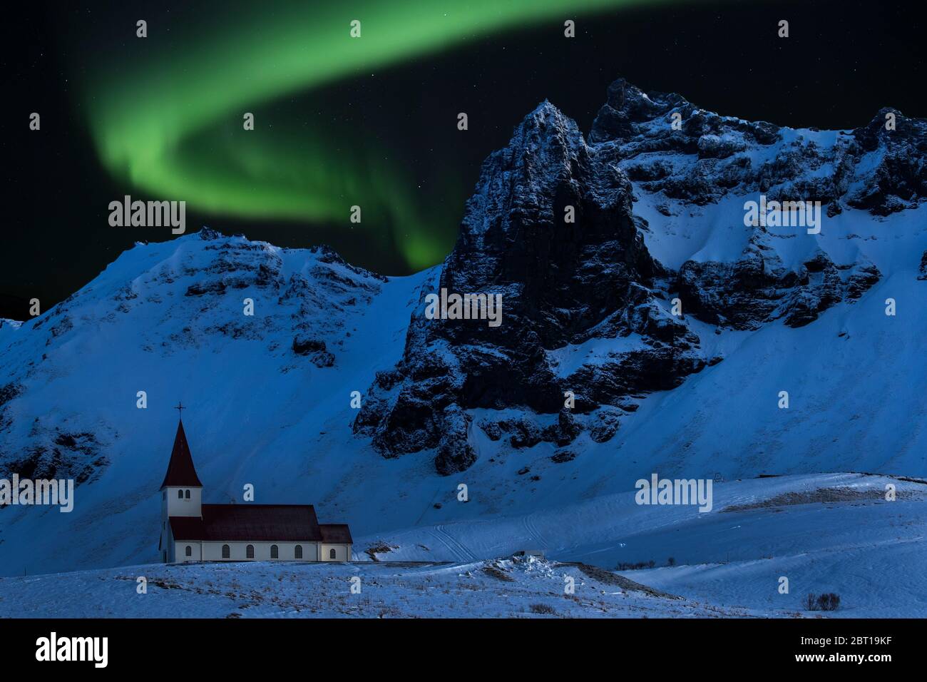 Iglesia y las luces del Norte, Vik, Islandia Foto de stock