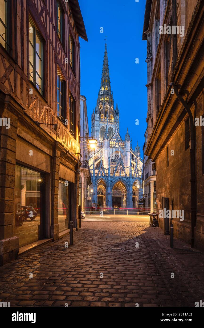 Crepúsculo en Rouen, Francia Foto de stock