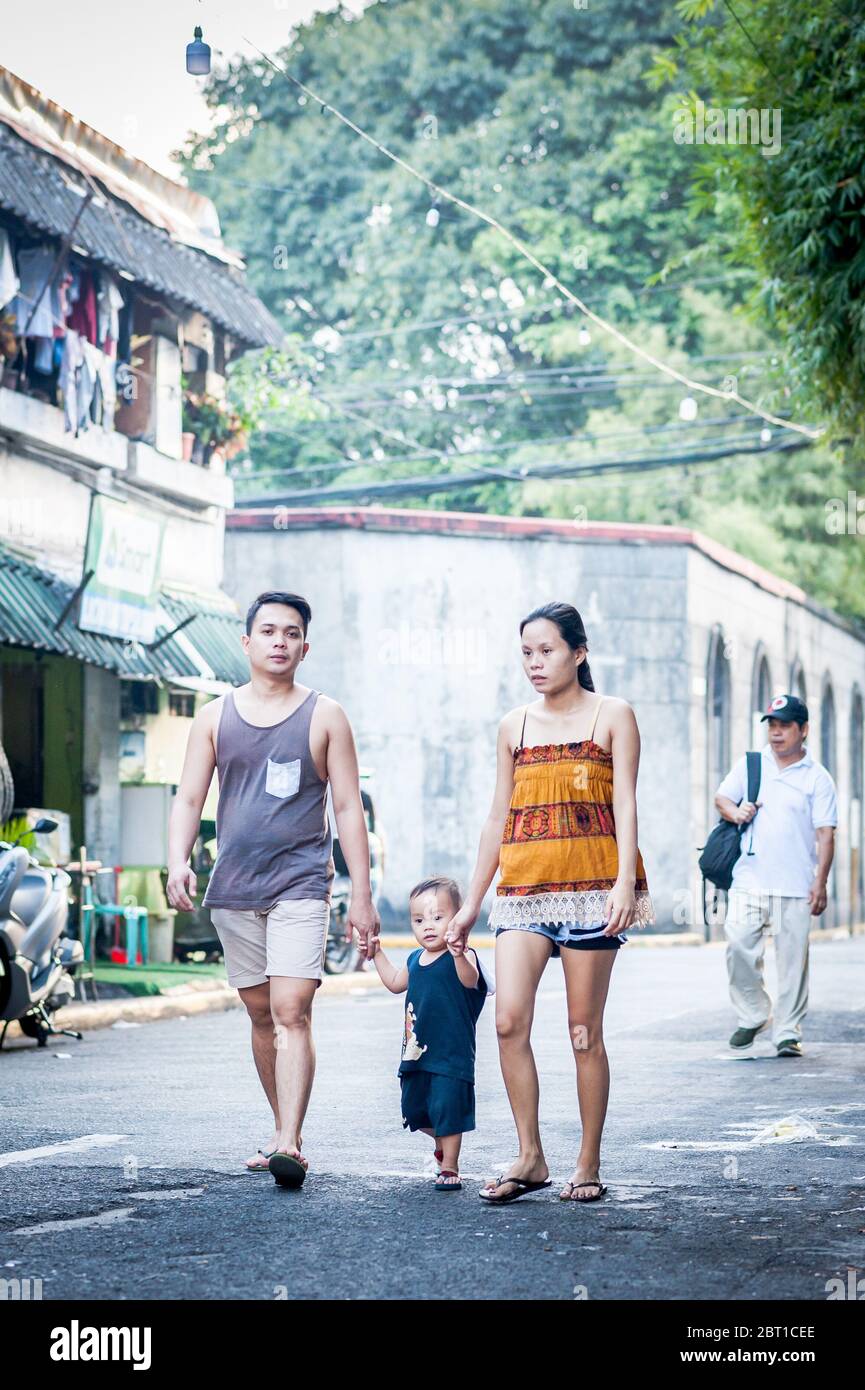 Las familias y los niños pasean por las calles de la antigua ciudad amurallada de Intramuros Manila, Filipinas. Foto de stock