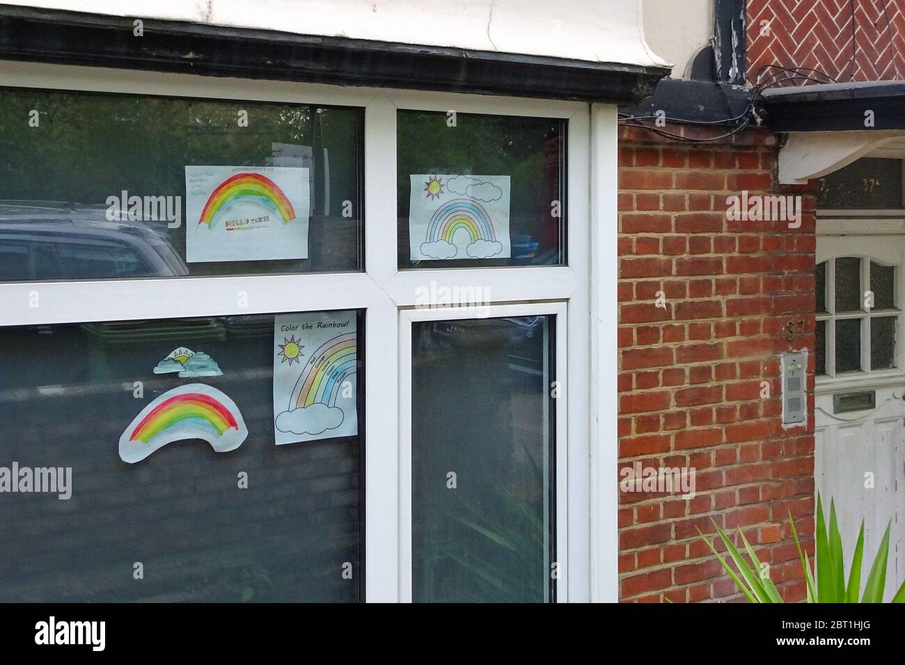 Londres, Reino Unido - 04 de mayo de 2020: Los niños hicieron arcoiris pintado a mano exhibidos en la ventana de la casa en Lewisham como señal de gratitud a NHS y es Foto de stock