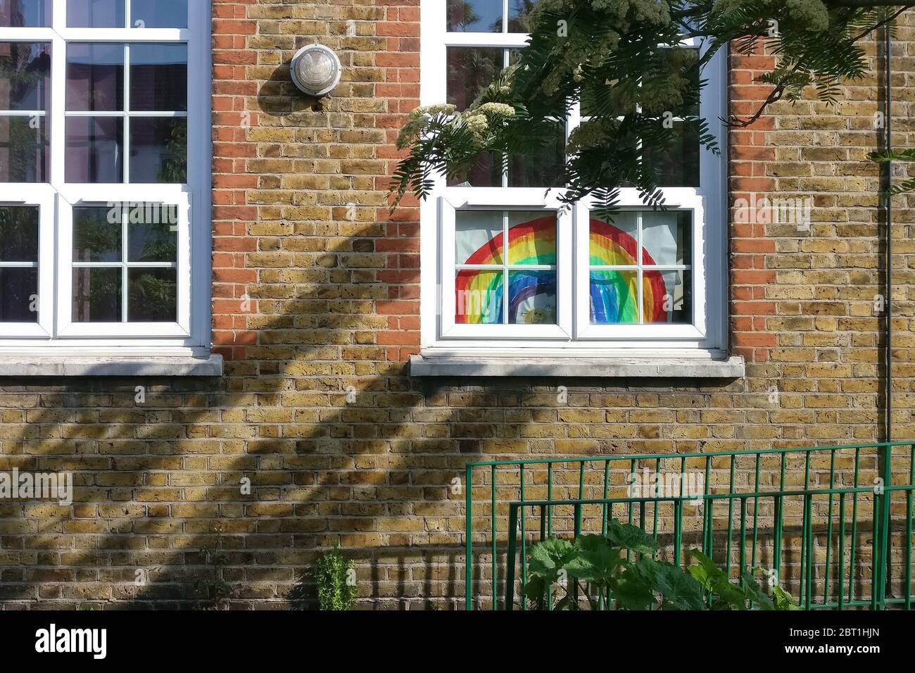 Londres, Reino Unido - 04 de mayo de 2020: Los niños dibujaron a mano arco iris de colores exhibidos en la ventana de casa en Lewisham, como un signo de agradecimiento a NHS dur Foto de stock