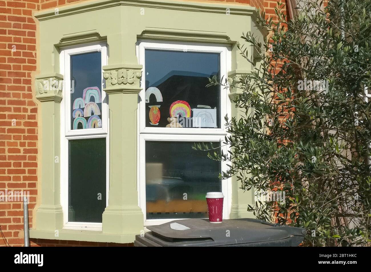 Londres, Reino Unido - 04 de mayo de 2020: Arco iris de papel hecho a mano desplegado en la ventana de casa en Lewisham, expresando gratitud a NHS durante covid 19 Foto de stock