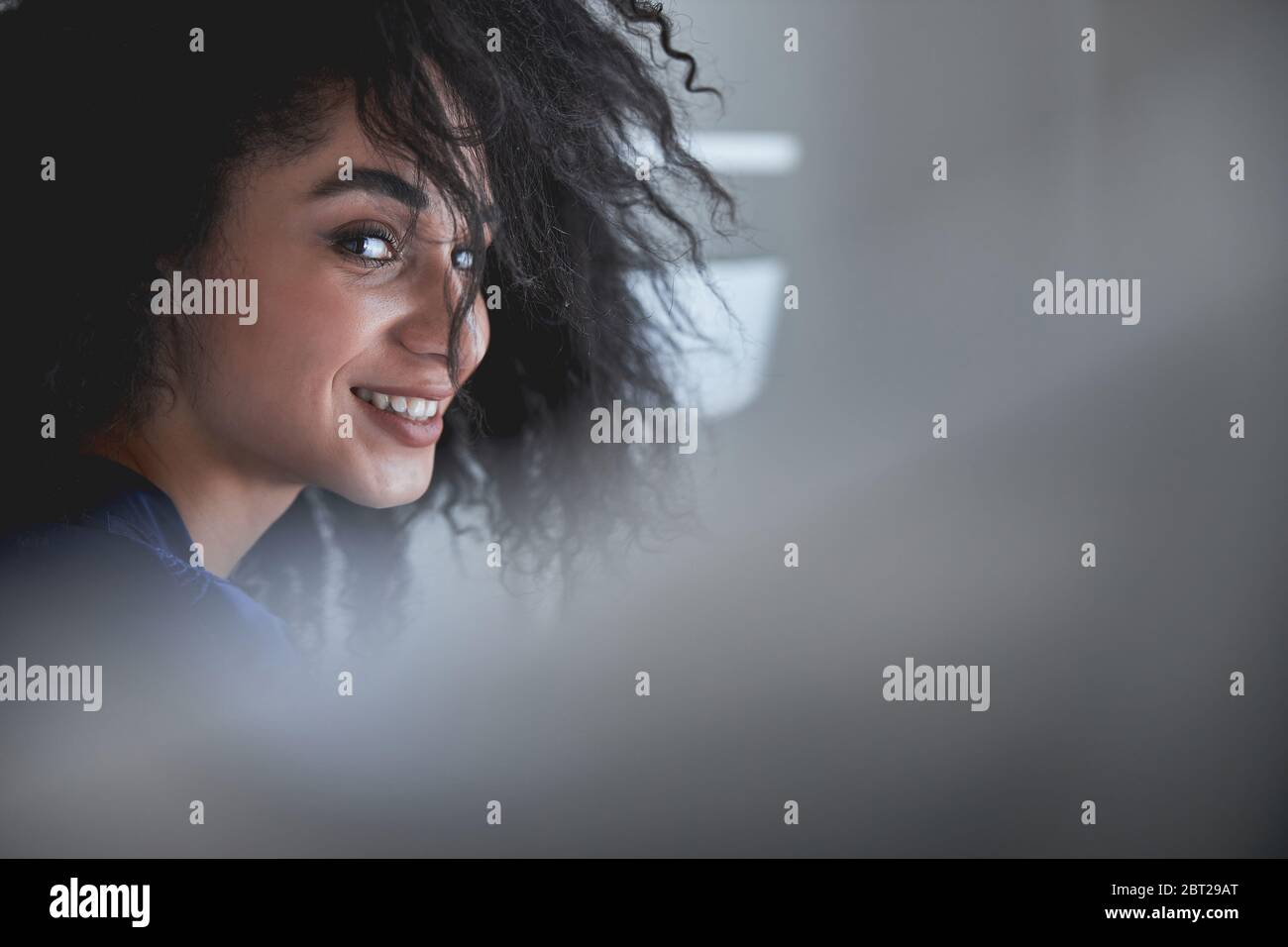 Retrato de una mujer bonita que demuestra sus emociones Foto de stock