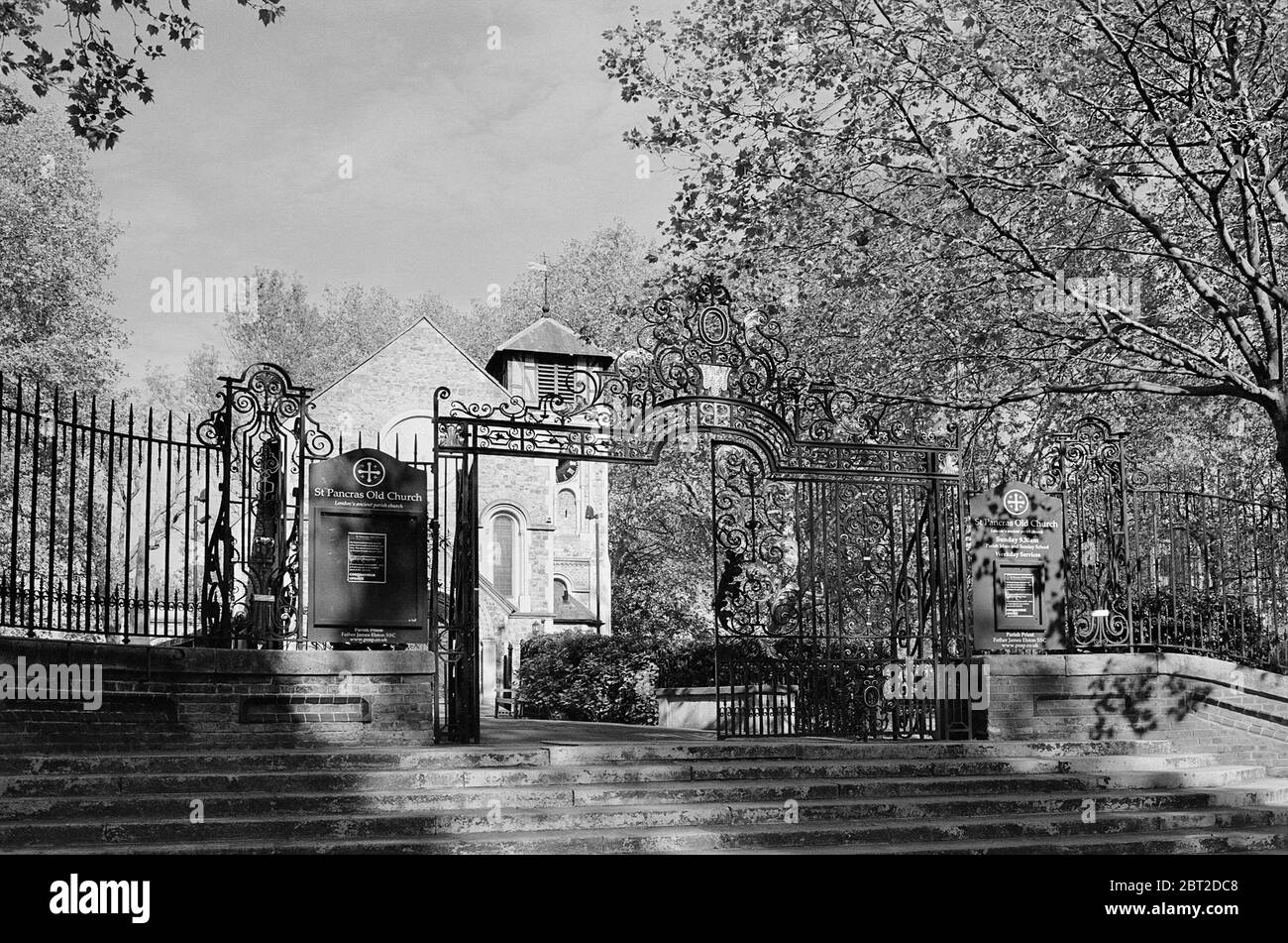 Iglesia antigua de St Pancras cerca de King's Cross, Londres del Norte, Reino Unido, visto desde la puerta de entrada Foto de stock