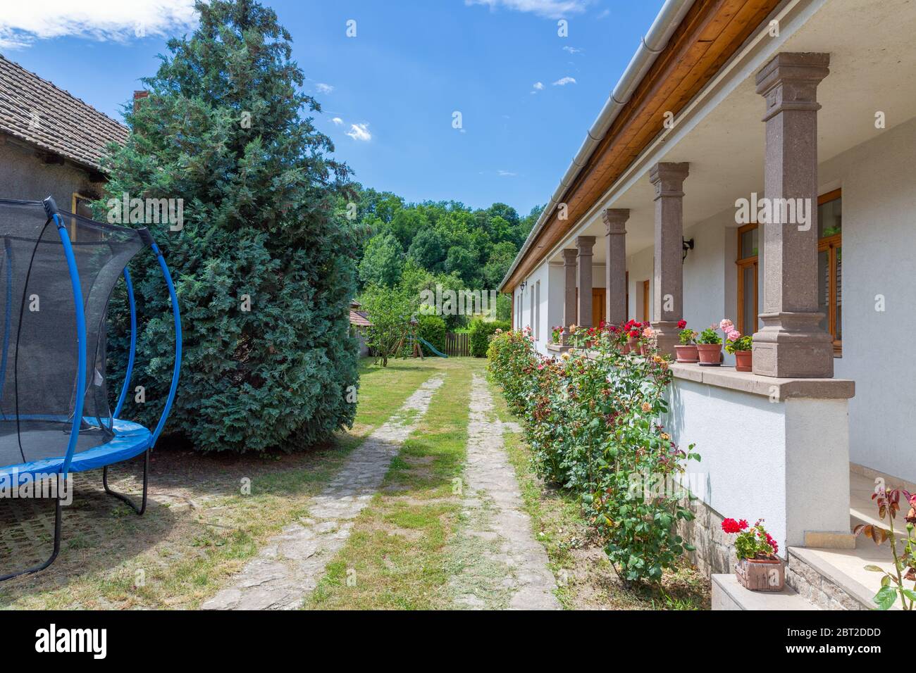 Casa de vacaciones con terraza en el pueblo Szomolya cerca de Eger, Hungría Foto de stock