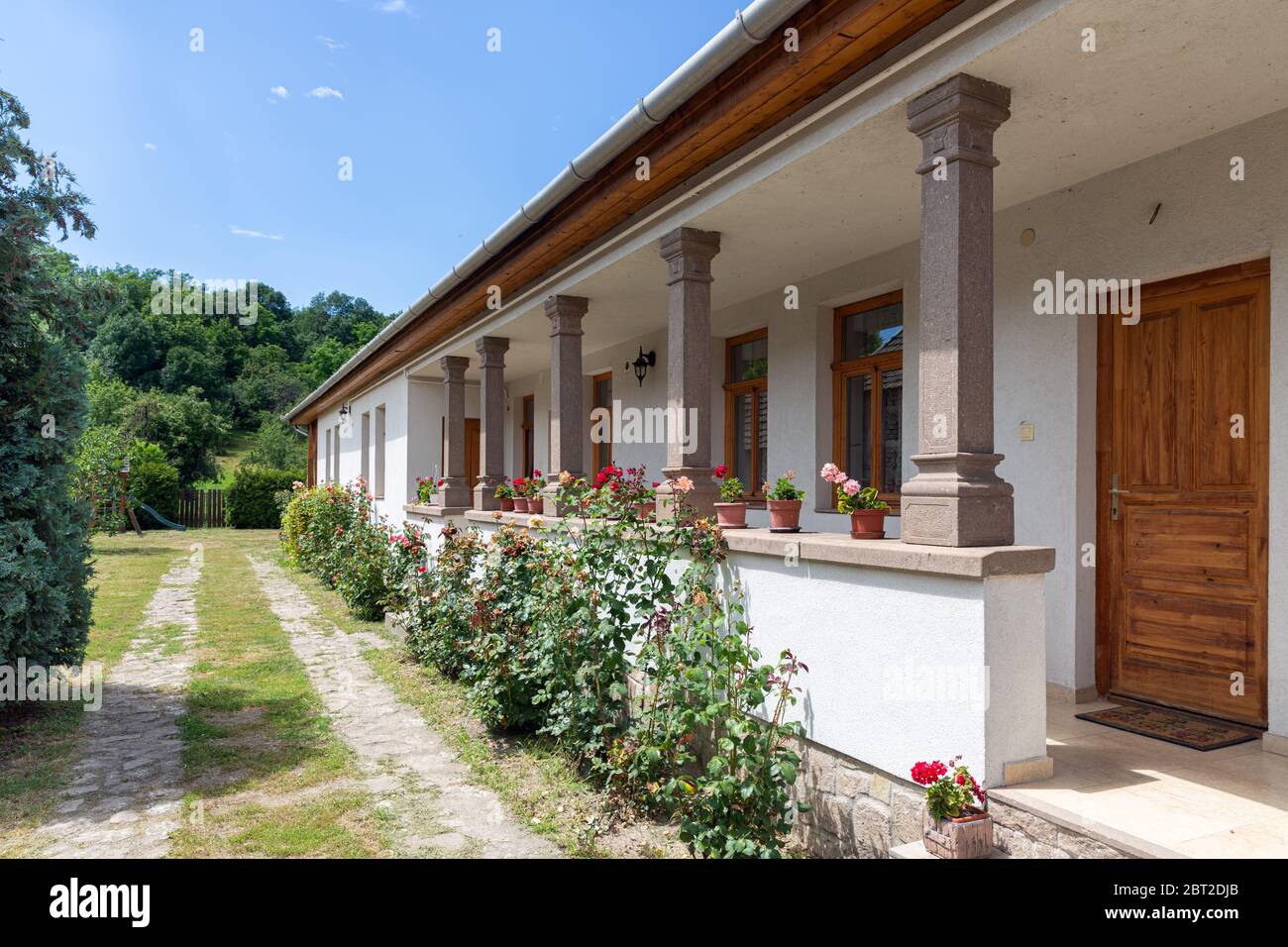 Casa de vacaciones con terraza en el pueblo Szomolya cerca de Eger, Hungría Foto de stock