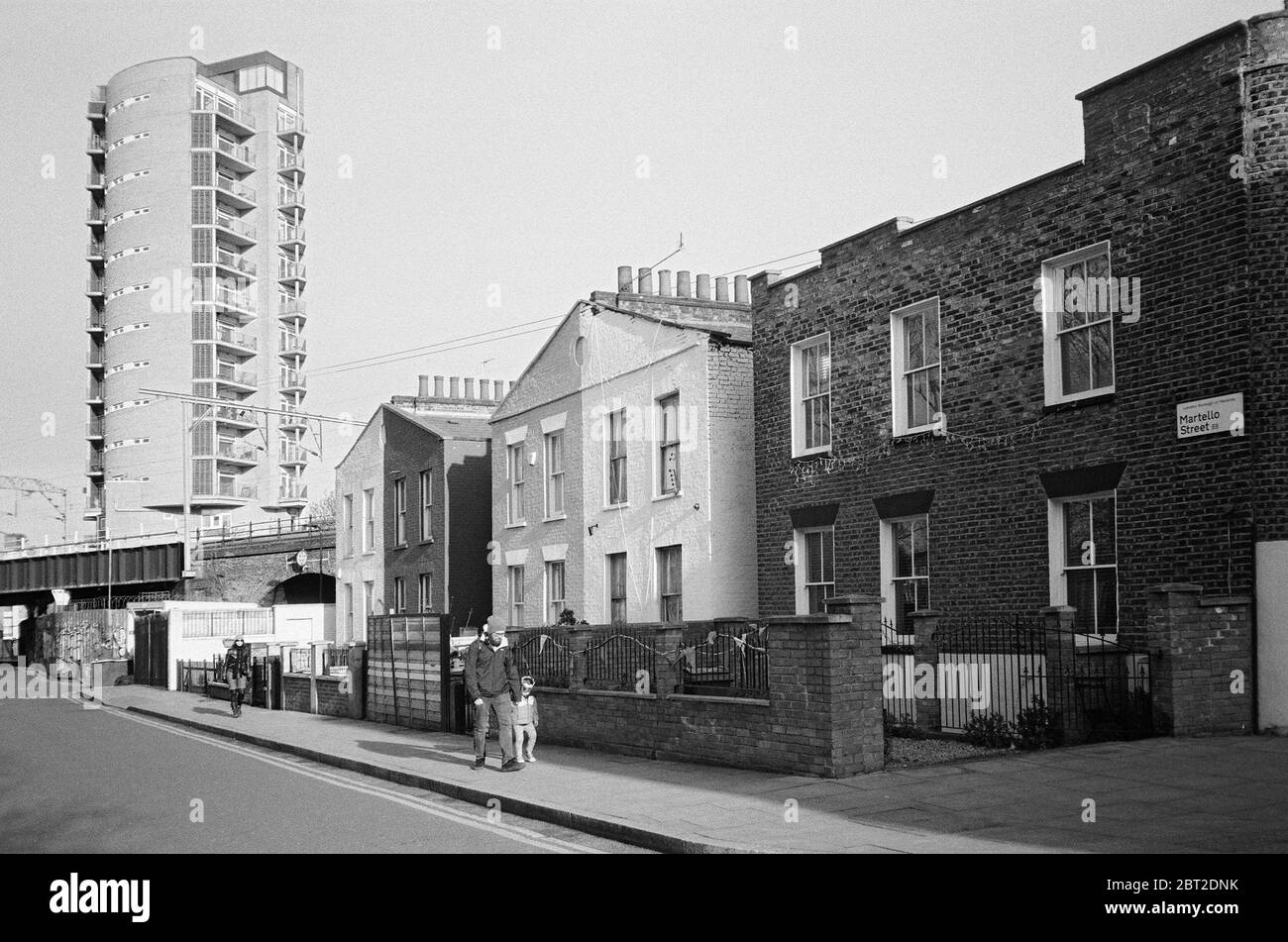 Torre y propiedades a lo largo de Martello Street, London Fields, Hackney, noreste de Londres Reino Unido Foto de stock