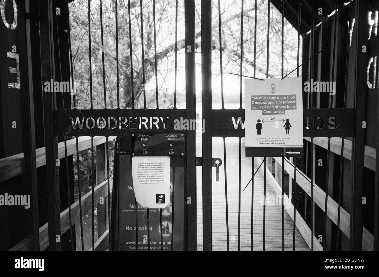 Las puertas de entrada cerradas a la reserva natural de Woodberry Wetlands, Stoke Newington, Londres del Norte, Reino Unido, con avisos de advertencia, durante la pandemia de Covid 19 Foto de stock