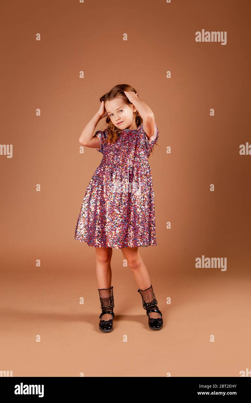 niña con vestido de lentejuelas Fotografía de stock - Alamy