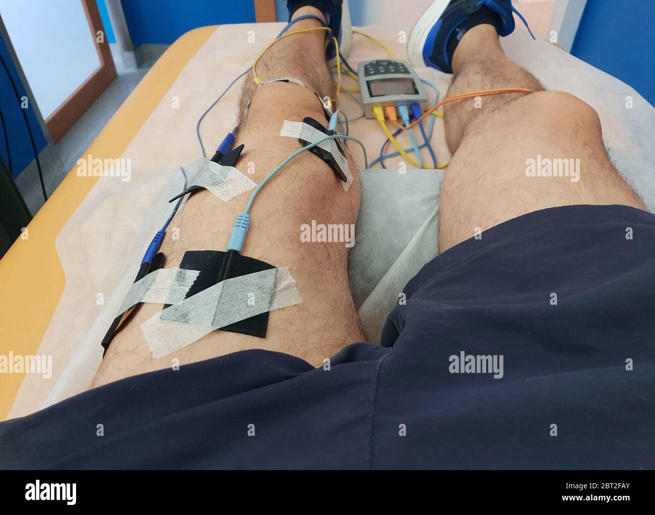 Electro estimulación con electrodos electrodos en el centro médico de fisioterapia  fisioterapeuta en las rodillas de altos paciente con reumatismo y artritis  Fotografía de stock - Alamy