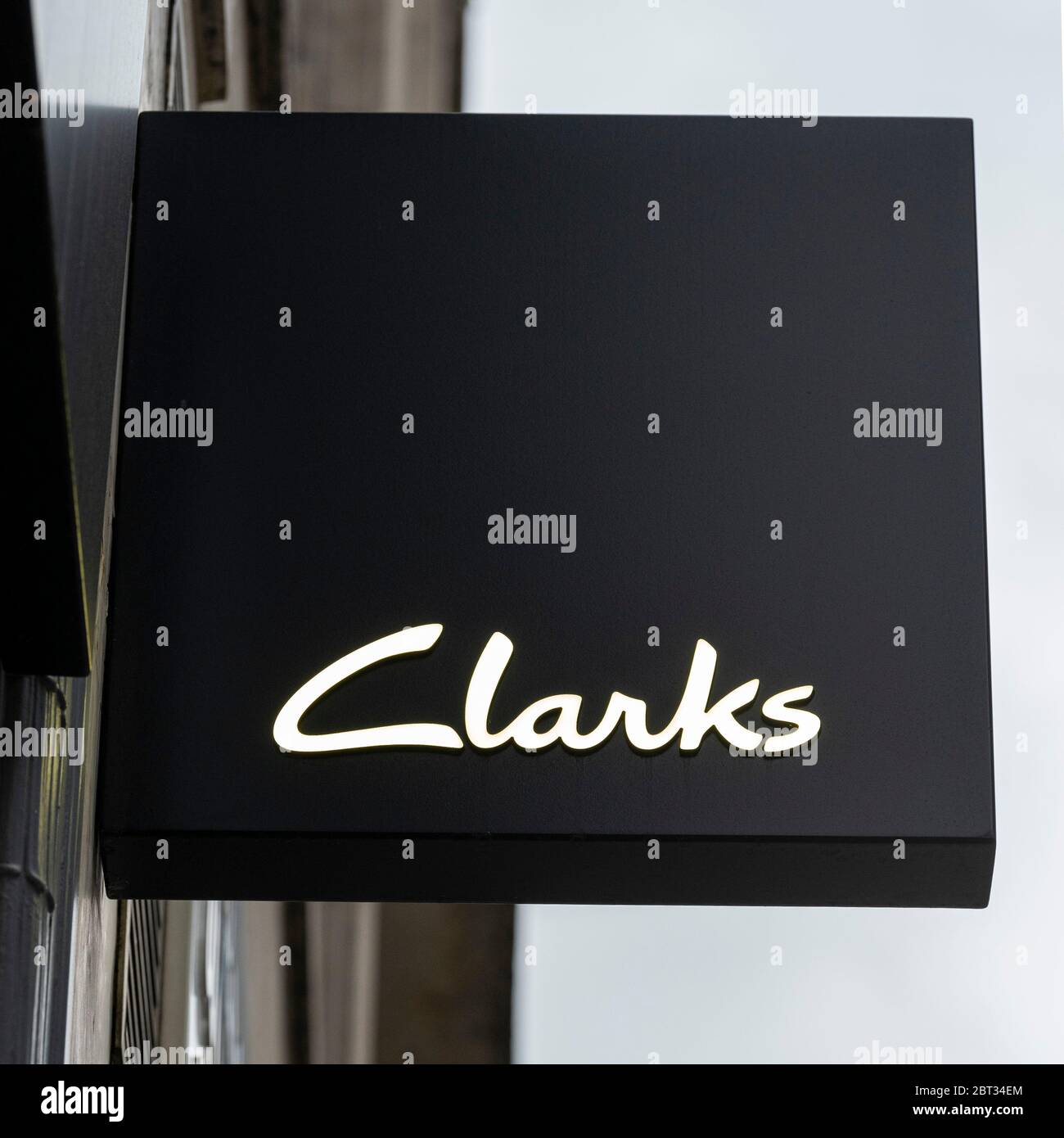 Logotipo de Clarks visto en una de sus sucursales en Oxford  Street.British-fabricante internacional de zapatos y minorista C. & J. Clark  International Ltd, el comercio como clarks es cortar casi 1,000 puestos