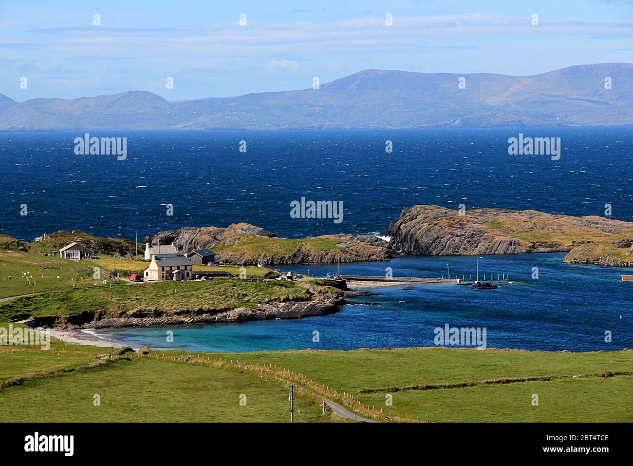 Bay, Irlanda, península, la montaña azul, casa, edificio, playa, mar, el Foto de stock