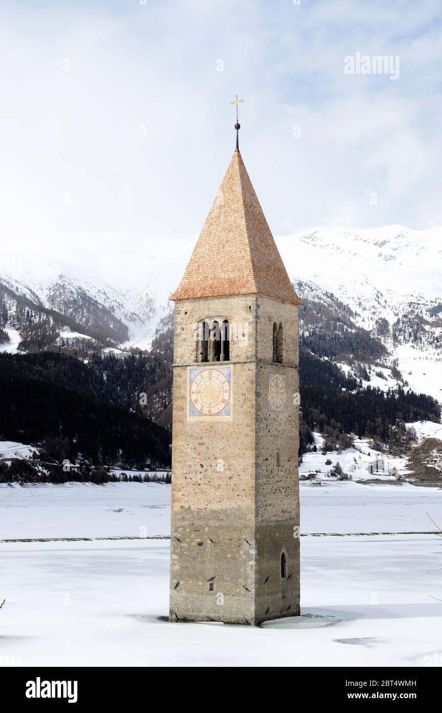 La iglesia, en invierno, el lago de agua dulce, las aguas interiores, aguas, torre, iglesia, invierno, Foto de stock