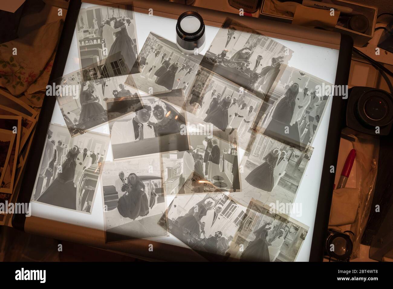 negativos de boda en blanco y negro 4x5 sobre mesa de luz. Foto de stock