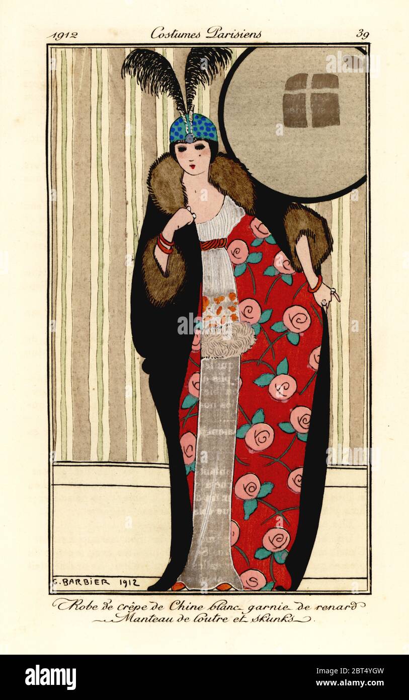 Mujer en blanco vestido crepe de chine, capa de nutria y piel de skunk  forrada con patrón floral, gorra de calavera con plumas. Bata de crepe de  chine blanc garnie de renard,