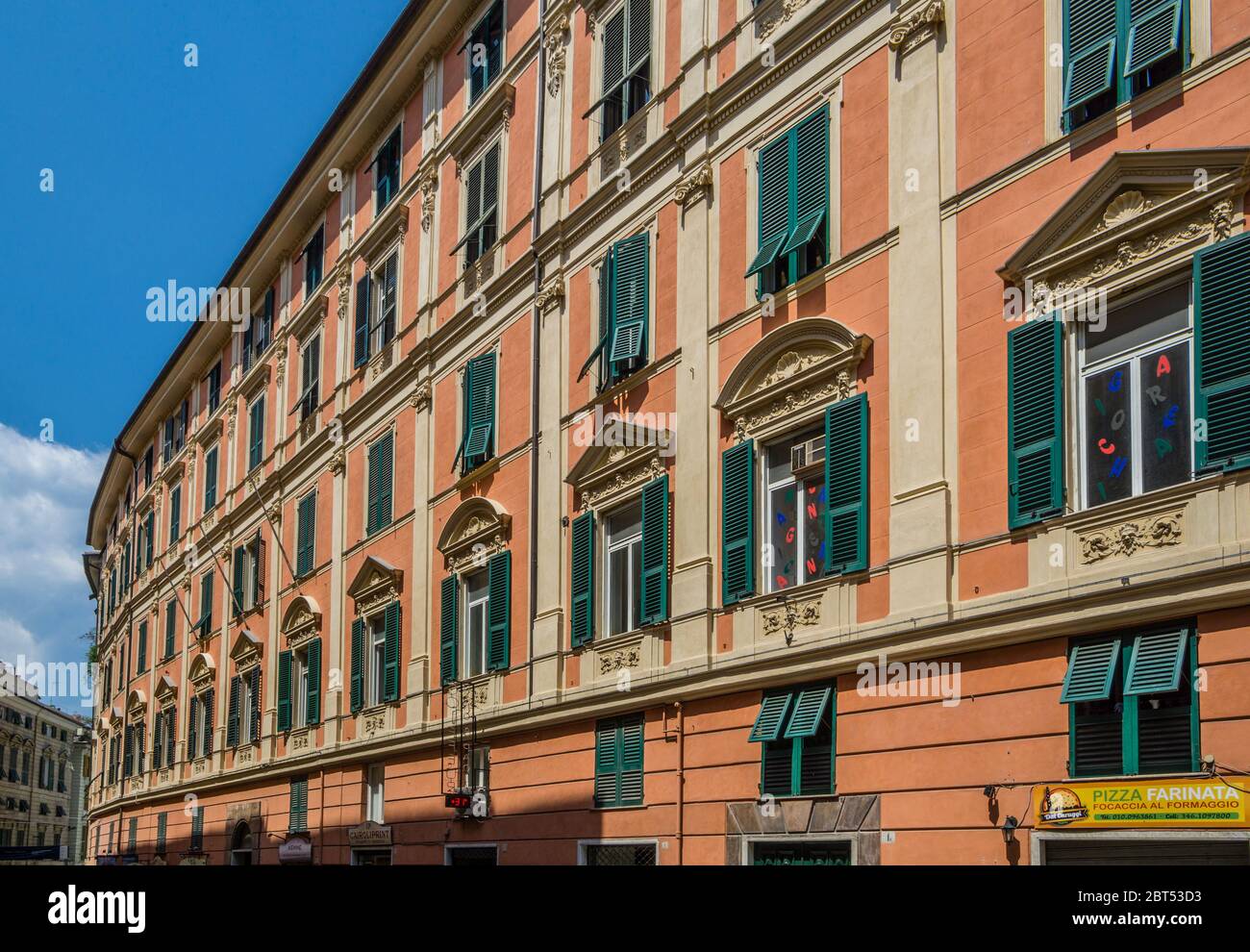 Fachada del edificio en Via Cairoli, en el centro histórico de Génova, Liguria, Italia Foto de stock