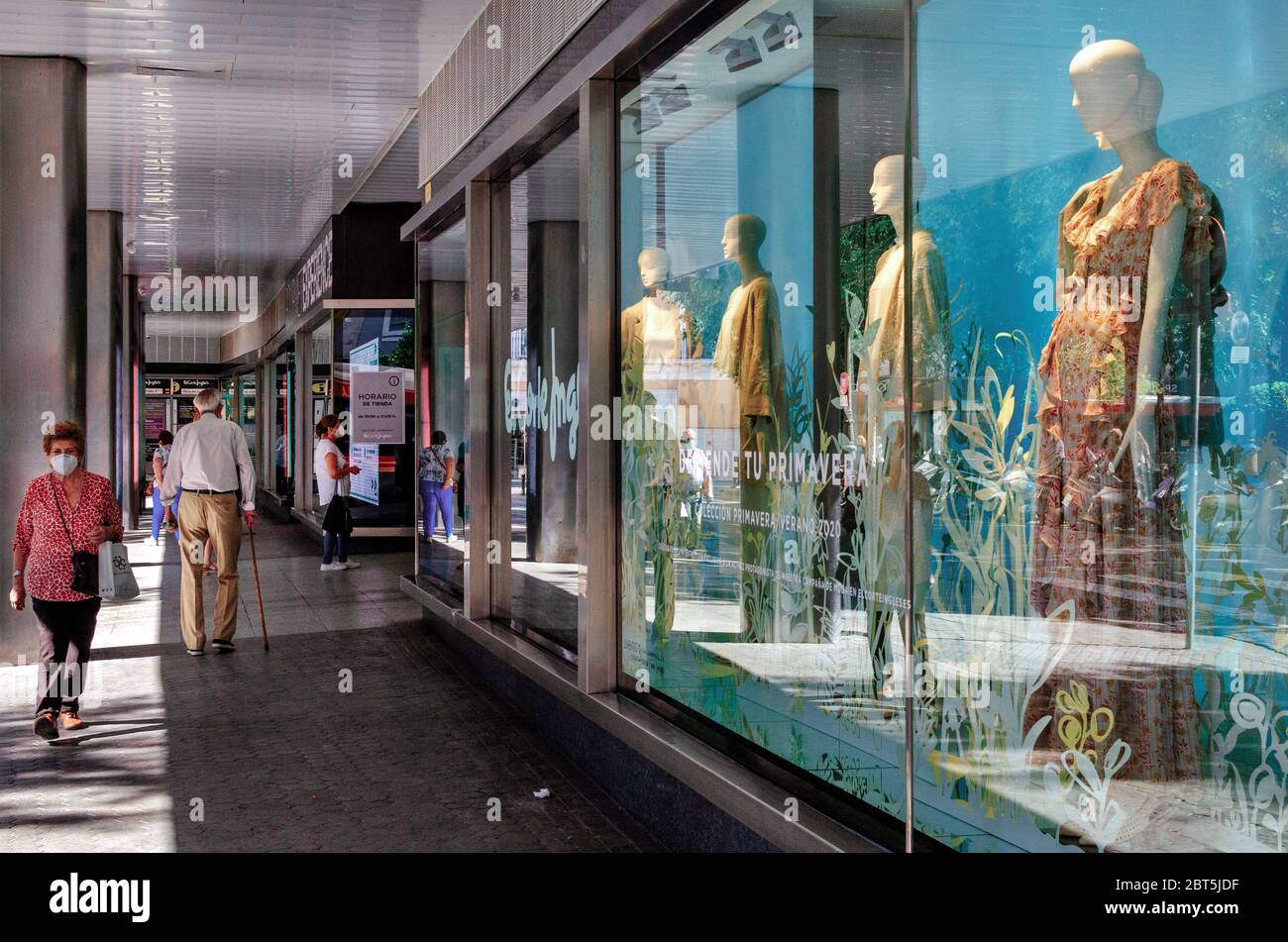 Gente caminando por la calle después de encierro y usando máscara frente al  escaparate el Corte Inglés. Colección primavera/verano Fotografía de stock  - Alamy