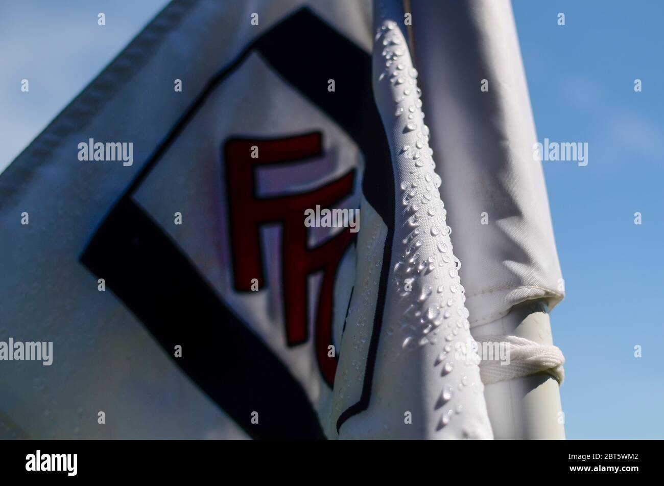 LONDRES, INGLATERRA - 24 DE AGOSTO de 2019: Detalle de una bandera de esquina representada antes del juego del Campeonato de EFL SkyBet 2019/20 entre el Fulham FC y el Nottingham Forest FC en Craven Cottage. Foto de stock