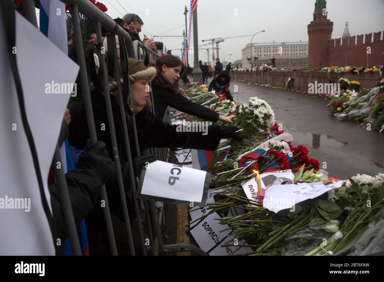 Moscú, Rusia. 1 de marzo de 2015 los participantes de la procesión fúnebre llevan flores al lugar del asesinato en memoria del político opositor Boris Nemtsov, quien fue asesinado en la noche del 28 de febrero de 2015 en el puente Bolshoy Moskvoretsky en el centro de Moscú, Rusia Foto de stock