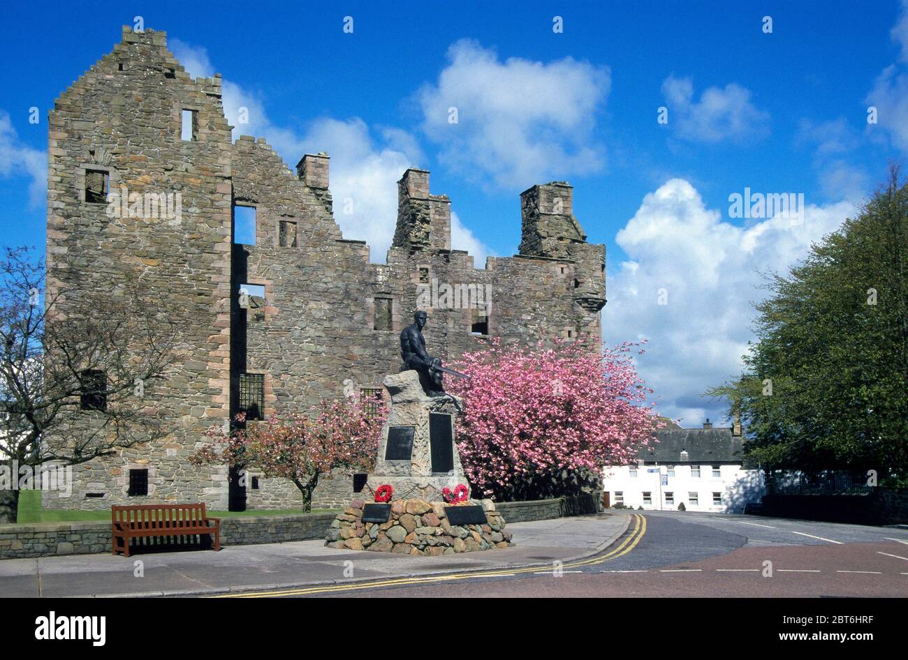 Castillo Mcclellans con cerezo florecimiento y cielo azul, Kirkcudbright, Galloway Foto de stock