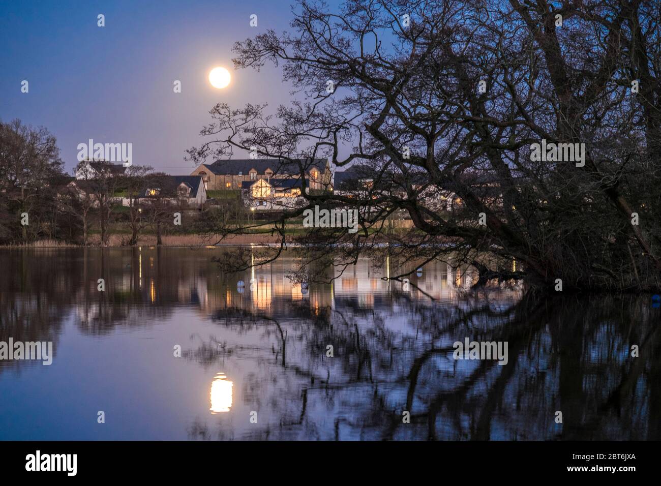Carlingwark Loch a la luz de la luna, Castillo Douglas Foto de stock