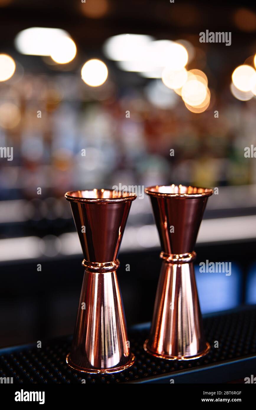 coctelería, de metal, vasos de cobre, de bar, fondo borroso, Fotografía de stock Alamy
