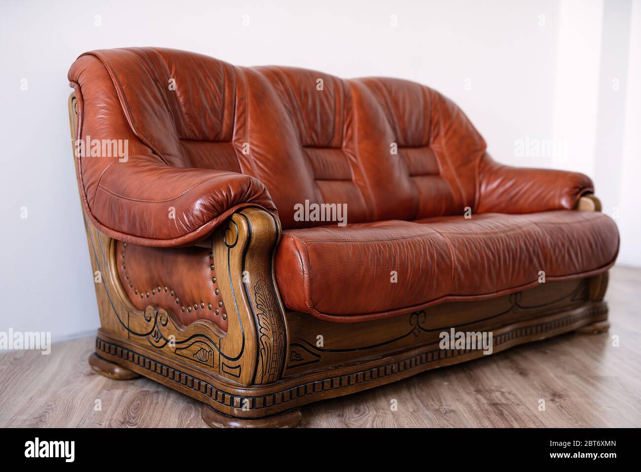 sofá de cuero marrón roble vintage se encuentra en una habitación con  paredes blancas, un sofá con patrones, muebles hermosos sofá cómodo  Fotografía de stock - Alamy