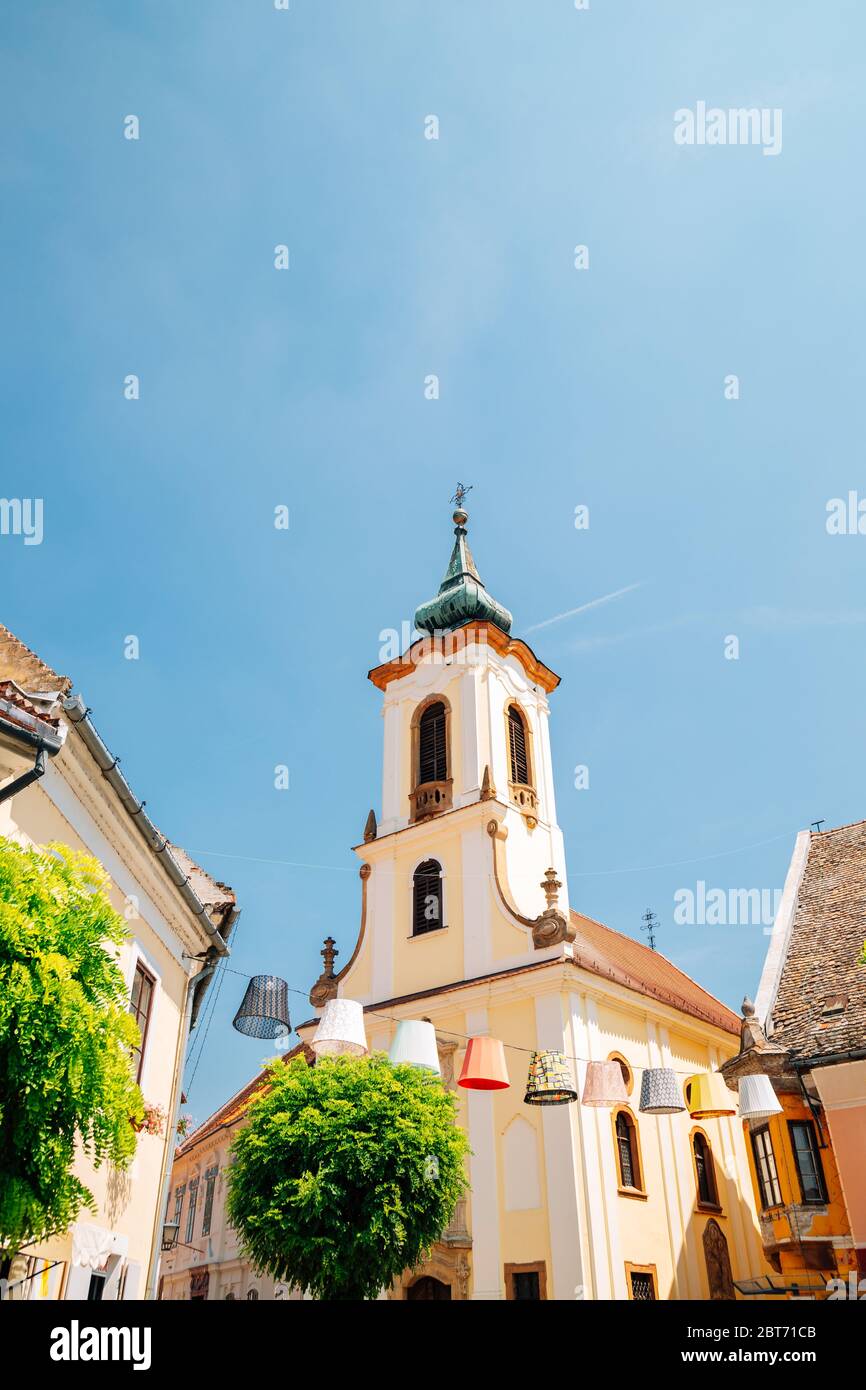Plaza principal del casco antiguo y la Iglesia de Blagovestenska en Szentendre, Hungría Foto de stock