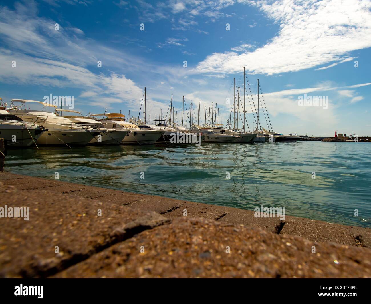 Cambrils, España - 18 de septiembre de 2018 - el puerto de Cambrils con yates en buen tiempo Foto de stock