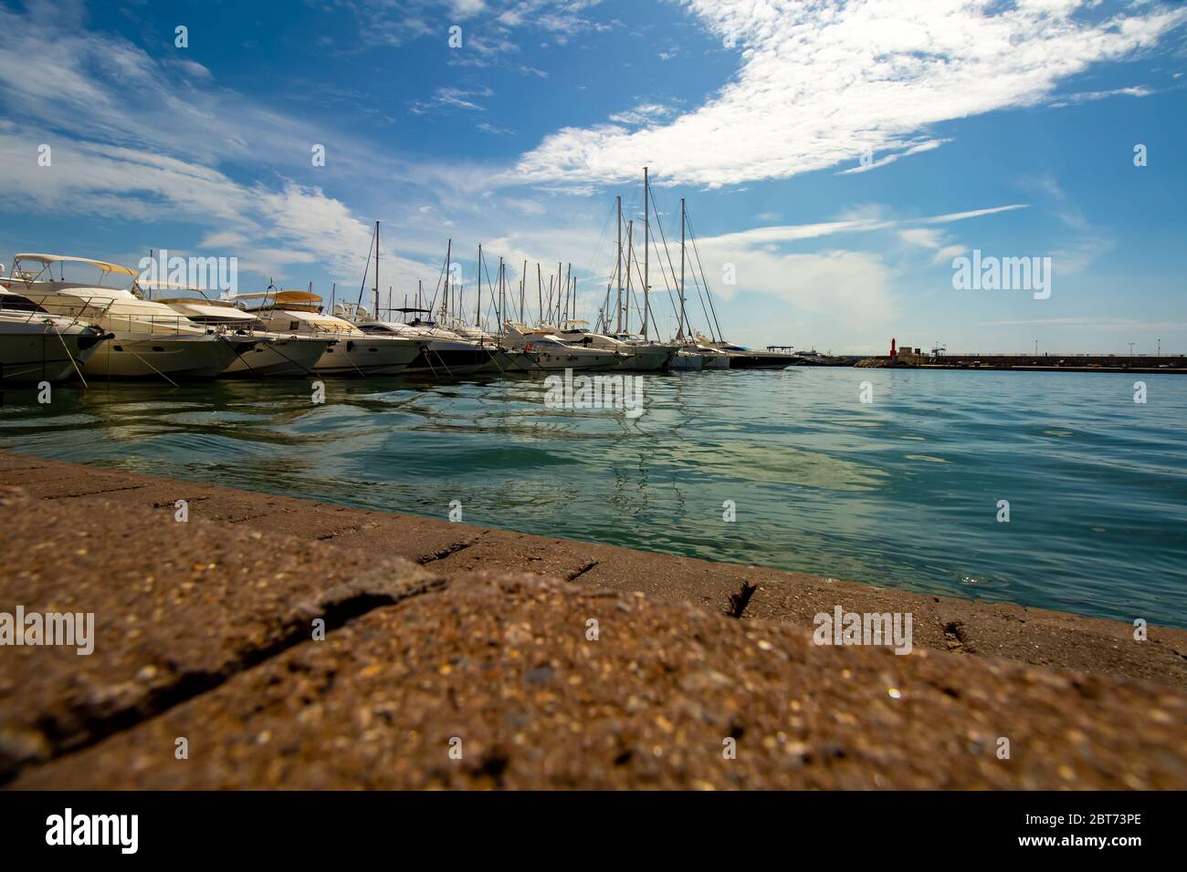 Cambrils, España - 18 de septiembre de 2018 - el puerto de Cambrils con yates en buen tiempo Foto de stock