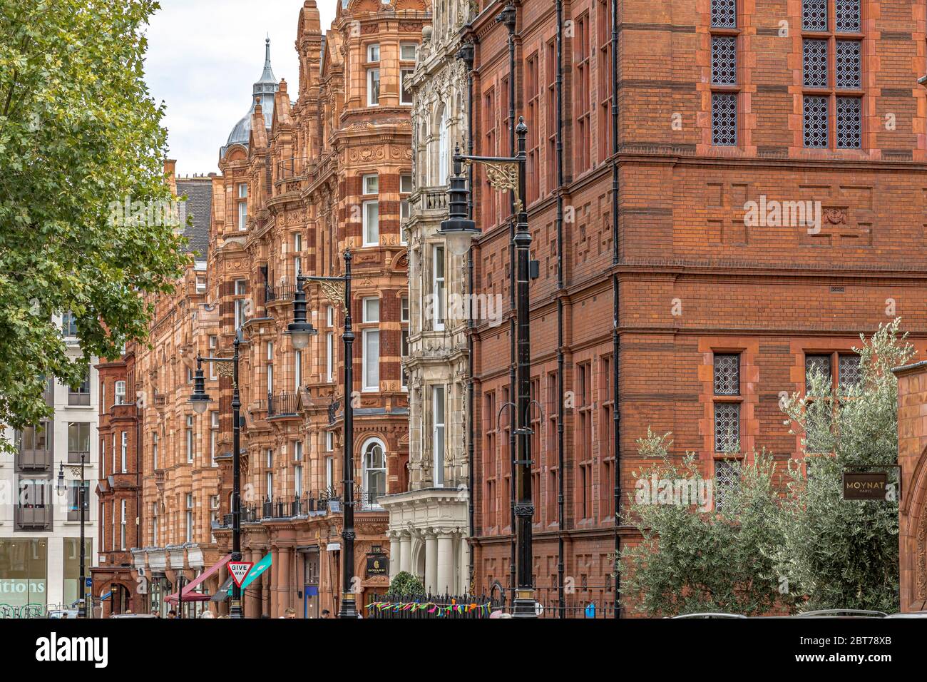 Arquitectura de estilo Reina Ana de Mount Street, una prestigiosa calle este-oeste en Mayfair, Londres W1 Foto de stock