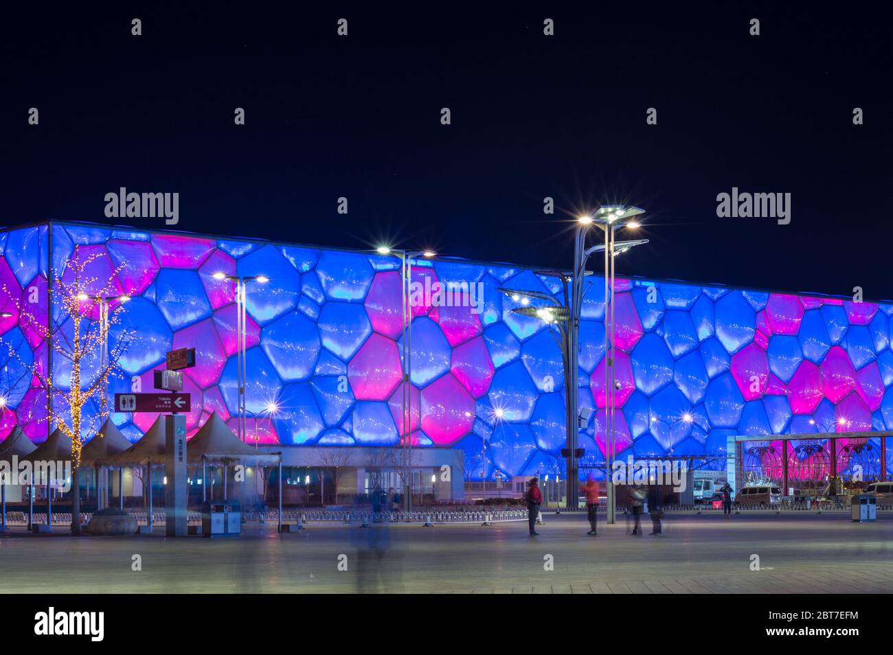 BEIJING / CHINA - 7 de febrero de 2015: Vista nocturna del Centro Nacional de Acuaticos de Beijing (cubo de agua) en el Parque Olímpico de Beijing, lugar de natación competencia Foto de stock