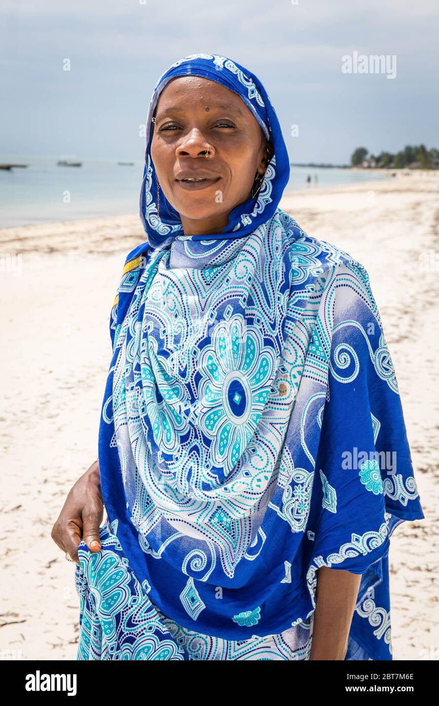 Zanzíbar, en la costa de Tanzania, es uno de los grandes crisoles culturales del mundo, con influencias árabes, indias, europeas y africanas nativas. Foto de stock